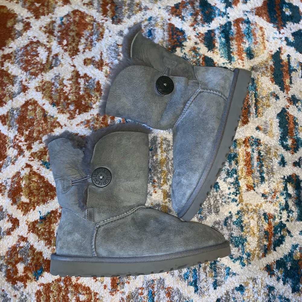UGG Bailey Button II Boot! Size 6!